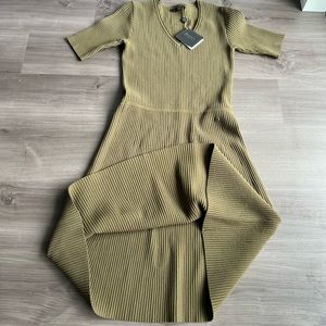 Biana olive green short sleeve size small V-neck dress